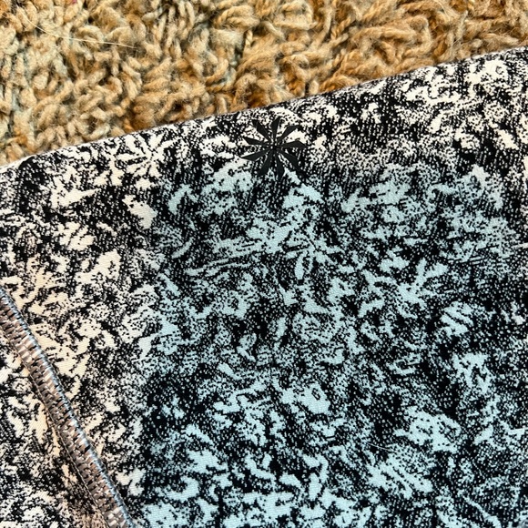 Athlete pocket leggings floral-ish pattern - Picture 2 of 2